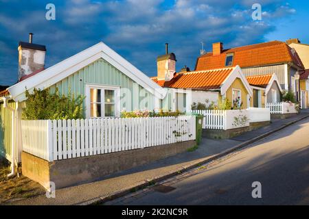 Bunte Holzhäuser in Bjorkholmen, dem ältesten Bezirk von Karlskrona, Schweden Stockfoto