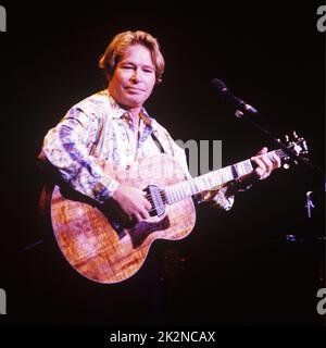 JOHN DENVER ; Live in der Royal Albert Hall, London, UK ; Februar 1997 ; Credit : Mel Longhurst / Performing Arts Images ; www.performingartsimages.com Stockfoto