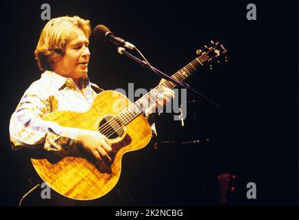 JOHN DENVER ; Live in der Royal Albert Hall, London, UK ; Februar 1997 ; Credit : Mel Longhurst / Performing Arts Images ; www.performingartsimages.com Stockfoto