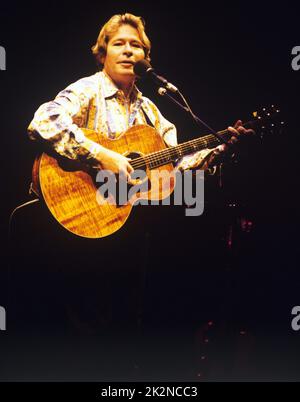 JOHN DENVER ; Live in der Royal Albert Hall, London, UK ; Februar 1997 ; Credit : Mel Longhurst / Performing Arts Images ; www.performingartsimages.com Stockfoto