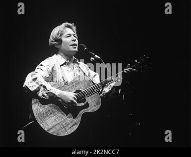 JOHN DENVER ; Live in der Royal Albert Hall, London, UK ; Februar 1997 ; Credit : Mel Longhurst / Performing Arts Images ; www.performingartsimages.com Stockfoto