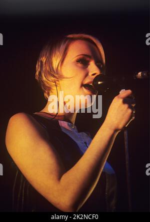DUBSTAR ; Sarah Blackwood (Vocals) ; live in London, UK ; Dezember 1996 ; Credit : Mel Longhurst / Performing Arts Images ; www.performingartsimages.com Stockfoto