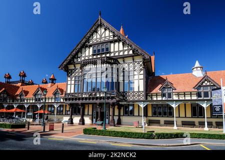 Das im englischen Stil erbaute Mock Tudor Gebäude ist das ehemalige Great South Seas Spa Bath House, das 1908 erbaut wurde und heute das Rotorua Museum of Art & History beherbergt Stockfoto