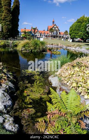 Das im englischen Stil erbaute Mock Tudor Gebäude ist das ehemalige Great South Seas Spa Bath House, das 1908 erbaut wurde und heute das Rotorua Museum of Art & History beherbergt Stockfoto