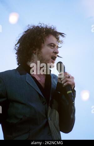 EINFACH ROT ; Mick Hucknall (Gesang) ; live im Old Trafford Stadium, Manchester, UK ; 29. Juni 1996 ; Credit : Mel Longhurst / Performing Arts Images ; www.performingartsimages.com Stockfoto