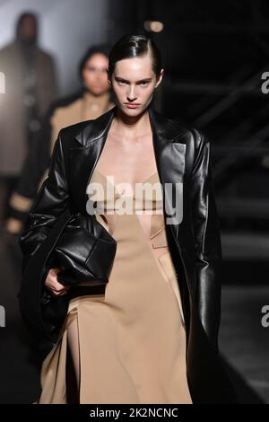 Mailand, Italien. 22. September 2022. Ein Model läuft auf der Fashion Show Boss während der Spring Summer 2023 Collections Fashion Show auf der Milan Fashion Week in Mailand, Italien, am 22. September 2022. (Foto von Jonas Gustavsson/Sipa USA) Quelle: SIPA USA/Alamy Live News Stockfoto