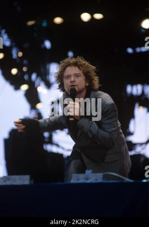 EINFACH ROT ; Mick Hucknall (Gesang) ; live im Old Trafford Stadium, Manchester, UK ; 29. Juni 1996 ; Credit : Mel Longhurst / Performing Arts Images ; www.performingartsimages.com Stockfoto