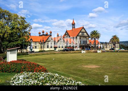 Das im englischen Stil erbaute Mock Tudor Gebäude ist das ehemalige Great South Seas Spa Bath House, das 1908 erbaut wurde und heute das Rotorua Museum of Art & History beherbergt Stockfoto