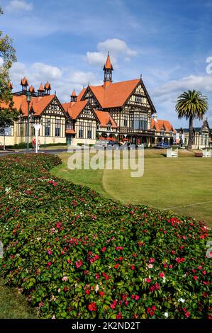 Das im englischen Stil erbaute Mock Tudor Gebäude ist das ehemalige Great South Seas Spa Bath House, das 1908 erbaut wurde und heute das Rotorua Museum of Art & History beherbergt Stockfoto