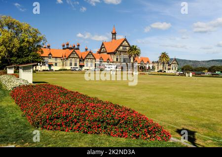 Das im englischen Stil erbaute Mock Tudor Gebäude ist das ehemalige Great South Seas Spa Bath House, das 1908 erbaut wurde und heute das Rotorua Museum of Art & History beherbergt Stockfoto