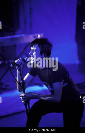 SUEDE ; Brett Anderson (Gesang) ; live in London, UK ; 9. Mai 1999 ; Credit : Mel Longhurst / Performing Arts Images ; www.performingartsimages.com Stockfoto