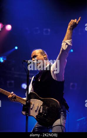 STATUS QUO ; live in London, UK ; 17. Oktober 1999 ; Credit : Mel Longhurst / Performing Arts Images ; www.performingartsimages.com Stockfoto