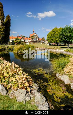 Das im englischen Stil erbaute Mock Tudor Gebäude ist das ehemalige Great South Seas Spa Bath House, das 1908 erbaut wurde und heute das Rotorua Museum of Art & History beherbergt Stockfoto