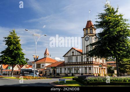 Das alte Postgebäude im englischen Stil von Mock Tudor und die Stadtuhr zu Ehren des Premierministers Richard John Seddon, des ältesten Premierministers der USA Stockfoto