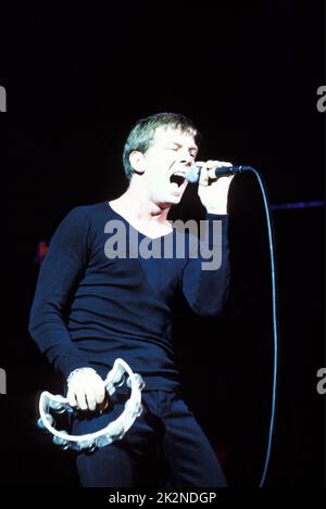 THE STRAGLERS ; Paul Roberts (Lead Vocals) ; live in London, UK ; 22 October 1999 ; Credit : Mel Longhurst / Performing Arts Images ; www.performingartsimages.com Stockfoto