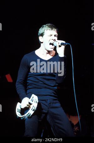 THE STRAGLERS ; Paul Roberts (Lead Vocals) ; live in London, UK ; 22 October 1999 ; Credit : Mel Longhurst / Performing Arts Images ; www.performingartsimages.com Stockfoto