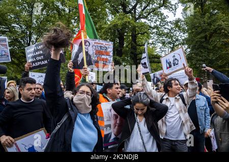 2022-09-23 14:20:08 DEN HAAG - aus Protest gegen die strengen Gesetze im Iran und als Ausdruck der Unterstützung für das iranische Volk, wird eine Aktion vor dem Repräsentantenhaus ergriffen. Der Grund dafür ist der Tod des kurdisch-iranischen Mahsa Amini. Die Frau starb, nachdem sie von der Vizekommando verhaftet wurde, weil sie gemäß der Kleiderordnung kein Kopftuch trug. ANP LEX VAN LIESHOUT niederlande Out - belgien Out Stockfoto