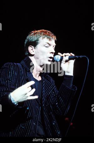 THE STRAGLERS ; Paul Roberts (Lead Vocals) ; live in London, UK ; 22 October 1999 ; Credit : Mel Longhurst / Performing Arts Images ; www.performingartsimages.com Stockfoto