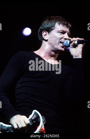 THE STRAGLERS ; Paul Roberts (Lead Vocals) ; live in London, UK ; 22 October 1999 ; Credit : Mel Longhurst / Performing Arts Images ; www.performingartsimages.com Stockfoto