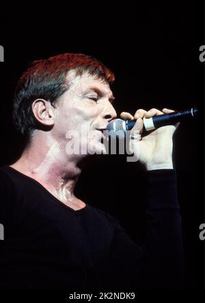 THE STRAGLERS ; Paul Roberts (Lead Vocals) ; live in London, UK ; 22 October 1999 ; Credit : Mel Longhurst / Performing Arts Images ; www.performingartsimages.com Stockfoto