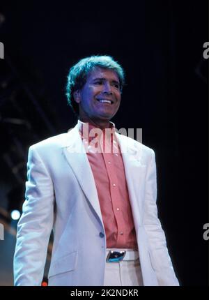 SIR CLIFF RICHARD ; live in London, UK ; 16 July 1999 ; Credit : Mel Longhurst / Performing Arts Images ; www.performingartsimages.com Stockfoto