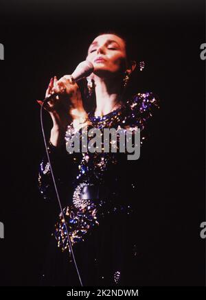 CRYSTAL GAYLE ; live in London, UK ; undated (1990s) ; Credit : Mel Longhurst / Performing Arts Images ; www.performingartsimages.com Stockfoto