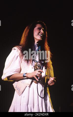 CRYSTAL GAYLE ; live in London, UK ; undated (1990s) ; Credit : Mel Longhurst / Performing Arts Images ; www.performingartsimages.com Stockfoto