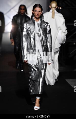 Mailand, Italien. 22. September 2022. Ein Model läuft auf der Fashion Show Boss während der Spring Summer 2023 Collections Fashion Show auf der Milan Fashion Week in Mailand, Italien, am 22. September 2022. (Foto von Jonas Gustavsson/Sipa USA) Quelle: SIPA USA/Alamy Live News Stockfoto