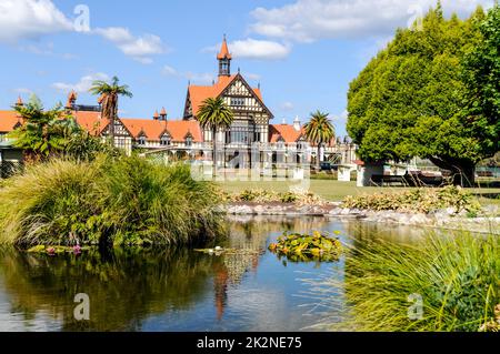 Das im englischen Stil erbaute Mock Tudor Gebäude ist das ehemalige Great South Seas Spa Bath House, das 1908 erbaut wurde und heute das Rotorua Museum of Art & History beherbergt Stockfoto