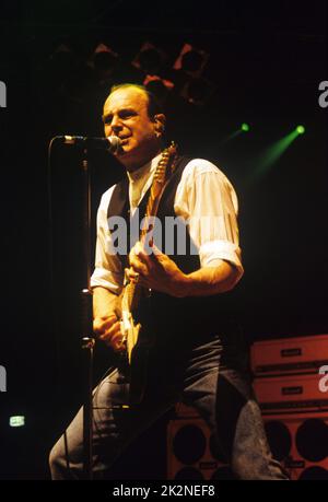 STATUS QUO ; Francis Rossi ; live in der Wembley Arena, London, UK ; Dezember 1996 ; Credit : Mel Longhurst / Performing Arts Images ; www.performingartsimages.com Stockfoto