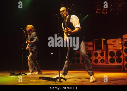 STATUS QUO ; Rick Parfitt ; Francis Rossi ; live in der Wembley Arena, London, UK ; Dezember 1996 ; Credit : Mel Longhurst / Performing Arts Images ; www.performingartsimages.com Stockfoto