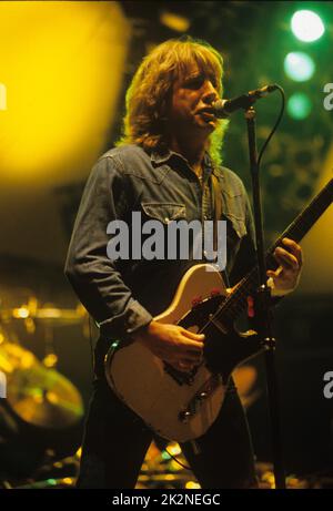 STATUS QUO ; Rick Parfitt ; live in der Wembley Arena, London, UK ; Dezember 1996 ; Credit : Mel Longhurst / Performing Arts Images ; www.performingartsimages.com Stockfoto