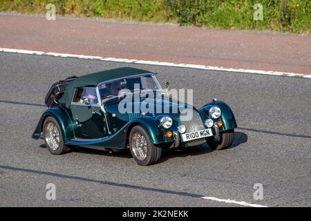 2009 Green MORGAN ROADSTER 2967cc Benziner Sportwagen 5-Gang Schaltgetriebe; Cabriolet, Cabriolet, Cabriolet, Cabriolet, Cabriolet, Drop-Tops, Sportwagen, Roadster, Cabriolet, offener Zweisitzer in Manchester, Großbritannien Stockfoto