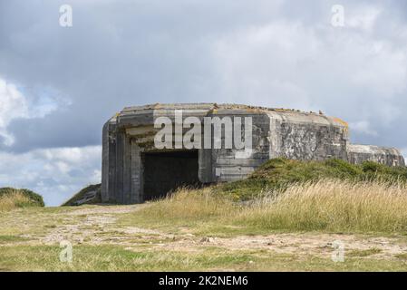 Betonbefestigung für eine Kanone vor der Küste Frankreichs, Reste des Zweiten Weltkriegs Stockfoto