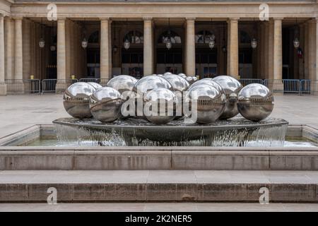 Spurades, die Skulptur Brunnen von Pol Bury in der Gartengalerie des Palais-Royal Stockfoto