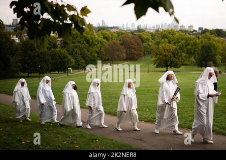 Mitglieder des Druidenordens feiern die Herbst-Tagundnachtgleiche auf dem Primrose Hill in London. Die herbstliche Tagundnachtgleiche ist der Zeitpunkt, an dem Tag und Nacht ungefähr gleich lang sind und der Beginn des Herbstes markiert ist. Bilddatum: Freitag, 23. September 2022. Stockfoto