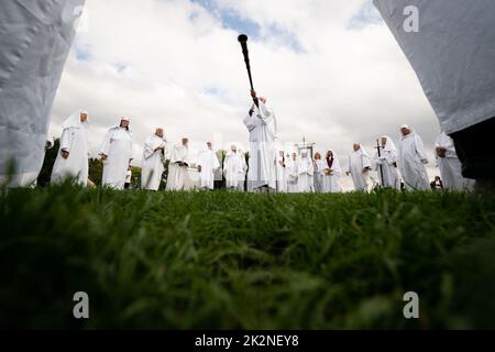 Mitglieder des Druidenordens feiern die Herbst-Tagundnachtgleiche auf dem Primrose Hill in London. Die herbstliche Tagundnachtgleiche ist der Zeitpunkt, an dem Tag und Nacht ungefähr gleich lang sind und der Beginn des Herbstes markiert ist. Bilddatum: Freitag, 23. September 2022. Stockfoto