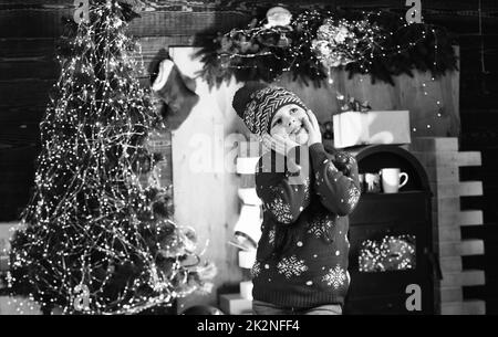 Verleih von Arnival-Kostümen. Kleines Mädchen feiern weihnachten. Vermietung von Urlaubszubehör. Dekorationen Vermietung Dienstleistungen. Konzept für Winterferien. Glücklich Stockfoto