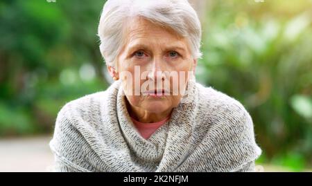 Ich habe noch viele Jahre vor mir. Porträt einer sorglosen älteren Frau, die auf einer Bank saß, während sie draußen in einem Park nachdachte. Stockfoto