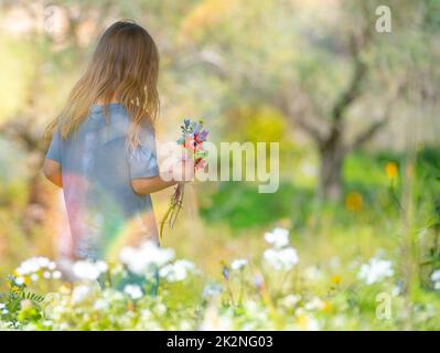 Glückliches Kind auf dem Blumenfeld Stockfoto