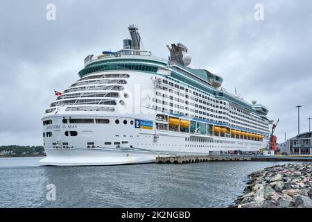 Adventure of the Seas ist ein Kreuzschiff der Voyager-Klasse, das von Royal Caribbean International betrieben wird. Hier ist das 3807-Personen-Schiff im Hafen vertäut Stockfoto