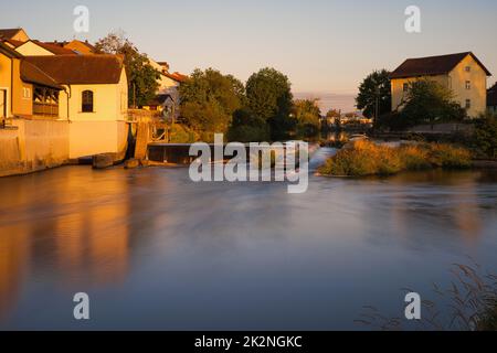 Fluss Regen in Cham, eine Stadt in Oberpfalz, Bayern. Goldene Stunde Stockfoto