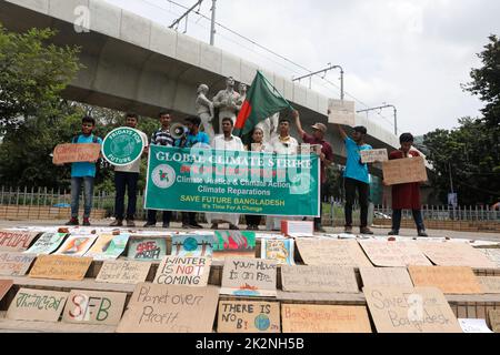 Dhaka, Bangladesch - 23. September 2022: Studenten aus Bangladesch versammeln sich vor der Raju-Skulptur an der Dhaka University und fordern den Schutz des Rives Stockfoto