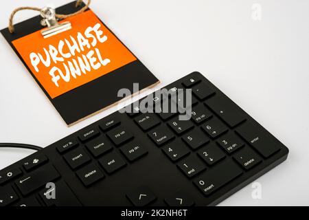 Handschriftlicher Text Einkaufstrichter. Business Idea Verbrauchermodell, das die Customer Journey zeigt Computertastatur und Symbol.Informationsmedium für die Kommunikation. Stockfoto