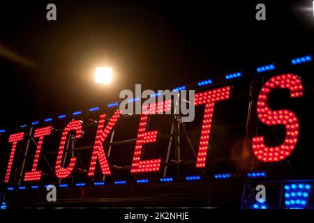 Elektrisches .COM-Schild auf einem Gerüst in der Nacht Stockfoto