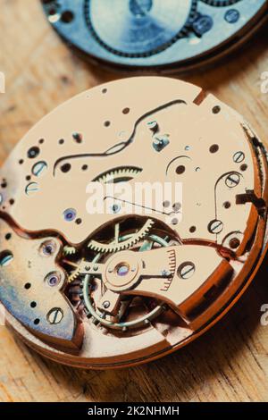Nahaufnahme des freiliegenden Mechanismus einer alten Uhr Stockfoto