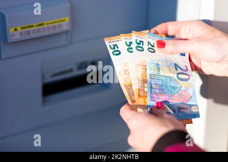 Pandemie-Virus verursacht Rationierung von Bargeld über Geldautomaten Stockfoto