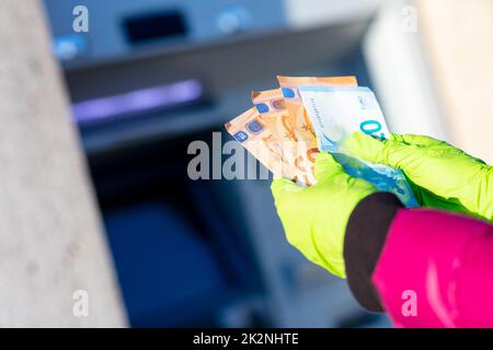 Pandemie-Virus verursacht Rationierung von Bargeld über Geldautomaten Stockfoto