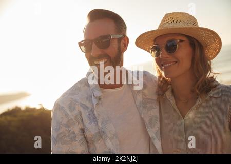 Wir brauchten diesen Kurzurlaub. Aufnahme eines liebevollen reifen Paares, das einige Zeit miteinander verbringt. Stockfoto