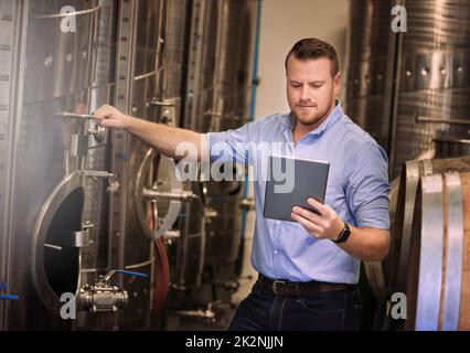 Wenn Sie keine Lösung haben, suchen Sie online nach einer Lösung. Aufnahme eines männlichen Sommeliers, der sein digitales Tablet bei der Arbeit verwendet. Stockfoto